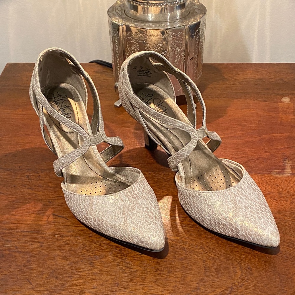 LifeStride Giovanna2 Women's Pumps in Snake skin Metallic pointed toe